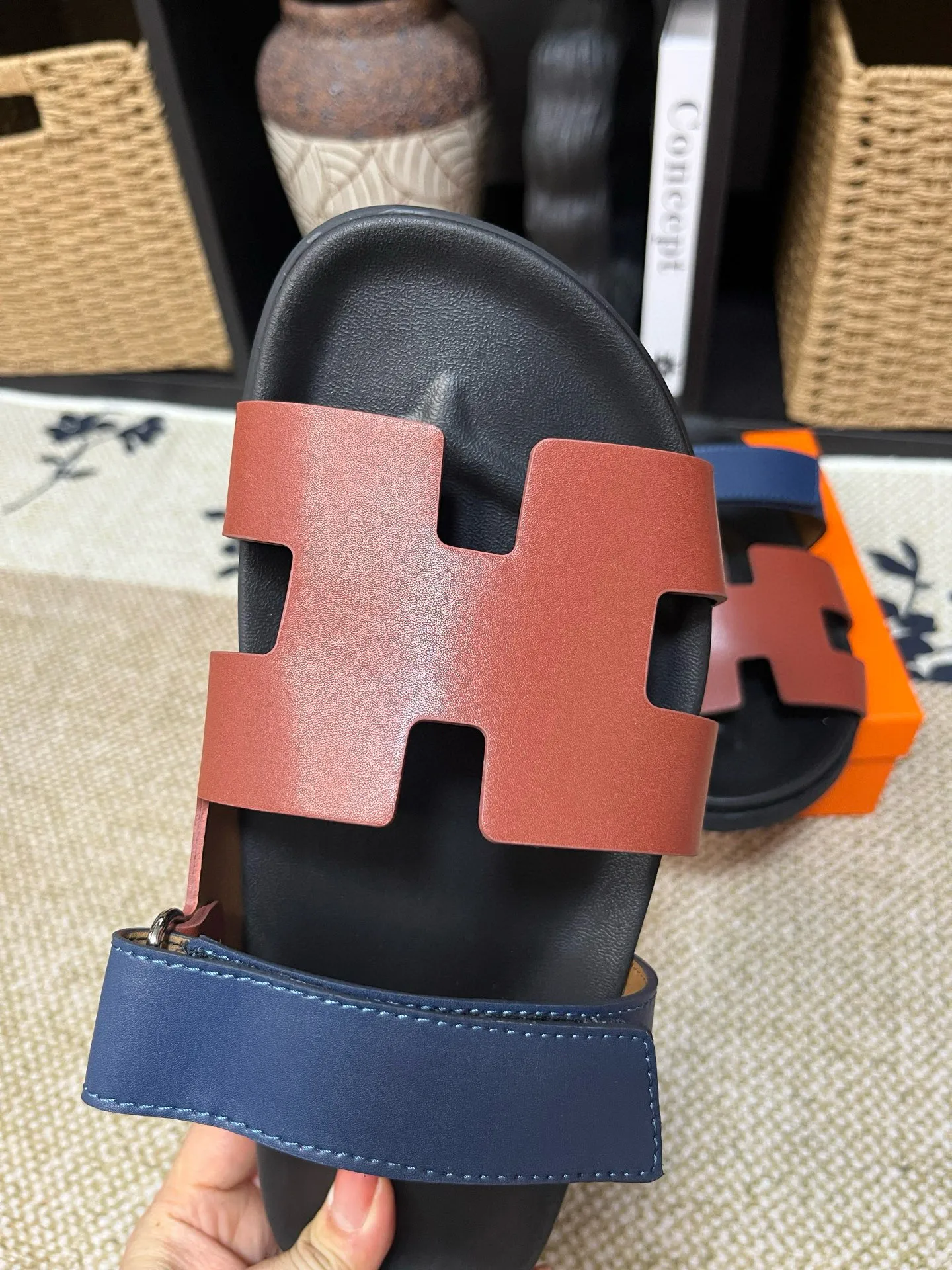 P300 Long-term stock Hermes men’s Kazimir slippers for couples - top quality woven calfskin functional sandals with intertwined uppers inspired by the “H” iconic pattern to create a casual look, perfect for summer. Imported cowhide + cowhide lining + TUP outsole Size: 35-46